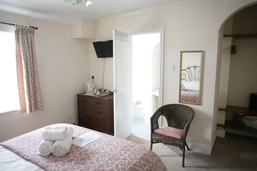 Hamilton Court Hotel Честър Екстериор снимка