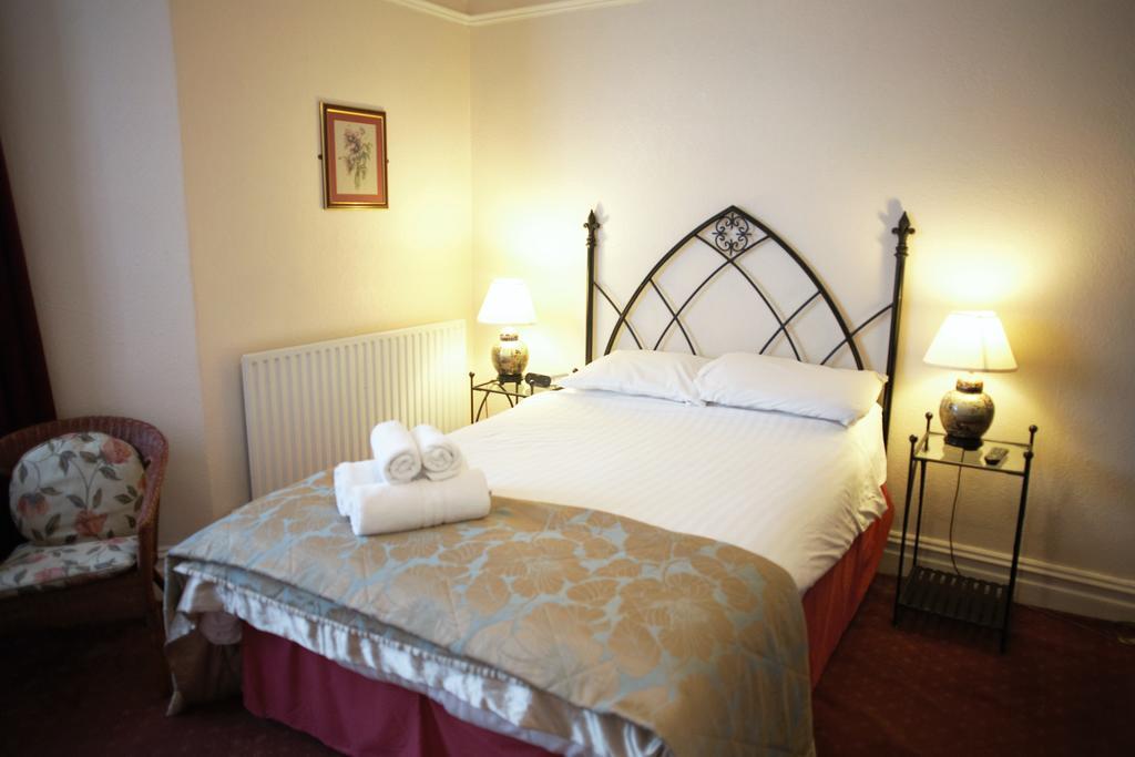 Hamilton Court Hotel Честър Екстериор снимка