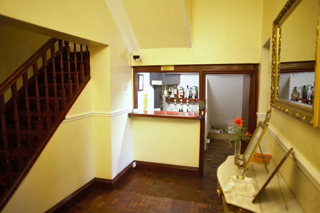 Hamilton Court Hotel Честър Екстериор снимка