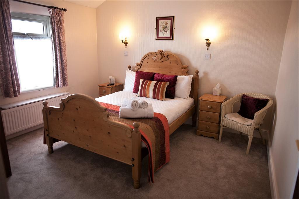 Hamilton Court Hotel Честър Екстериор снимка
