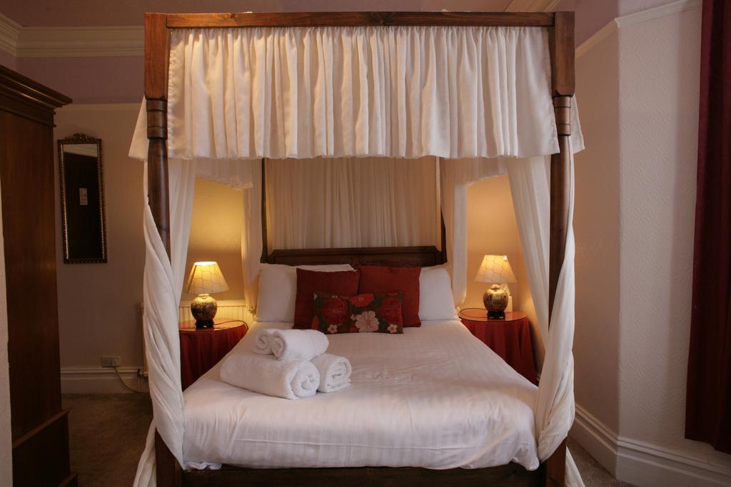 Hamilton Court Hotel Честър Екстериор снимка