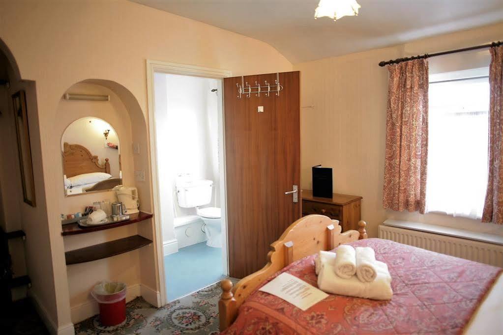 Hamilton Court Hotel Честър Екстериор снимка